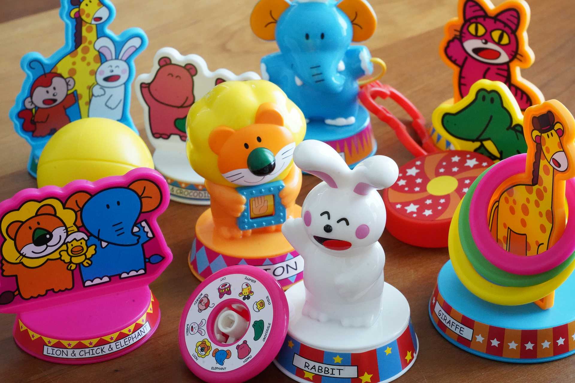 マクドナルド、ハッピーセット「たべっ子どうぶつ」のおもちゃで遊んで