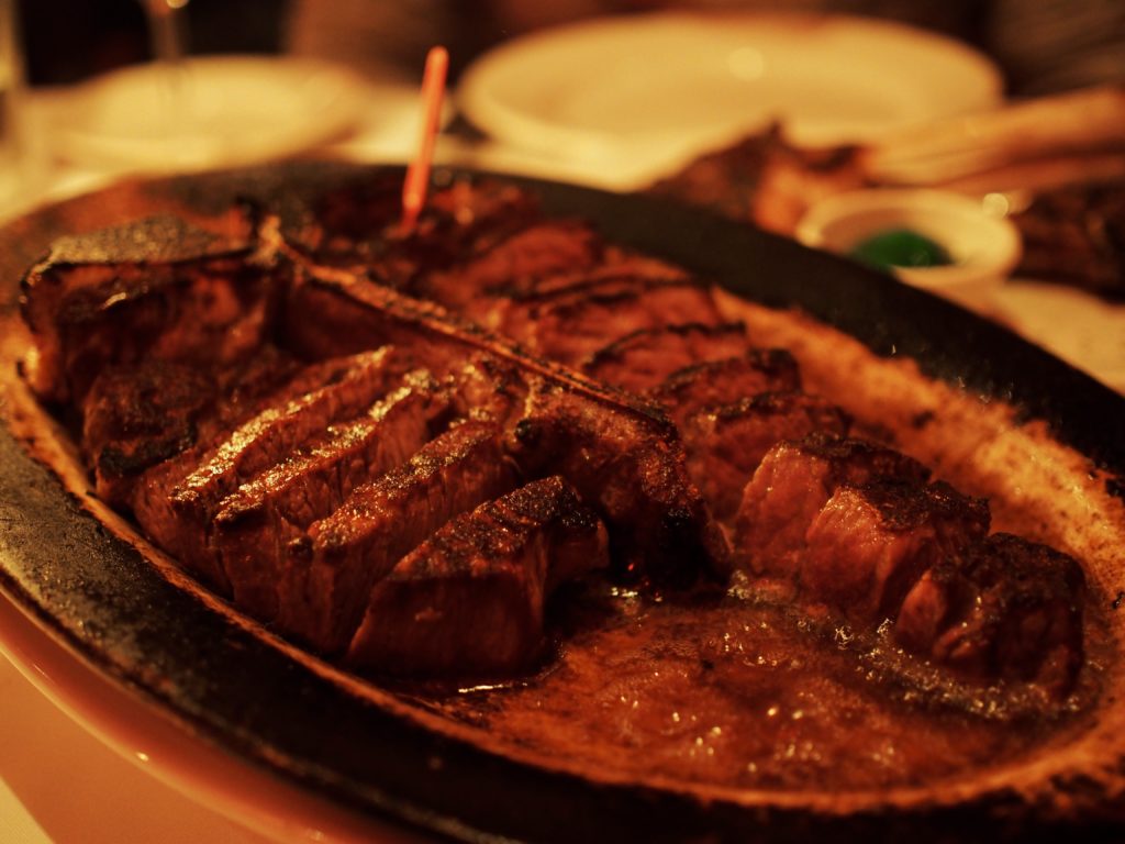 NYステーキハウスおすすめ10選！定番から予約困難店まで【ガイドブック