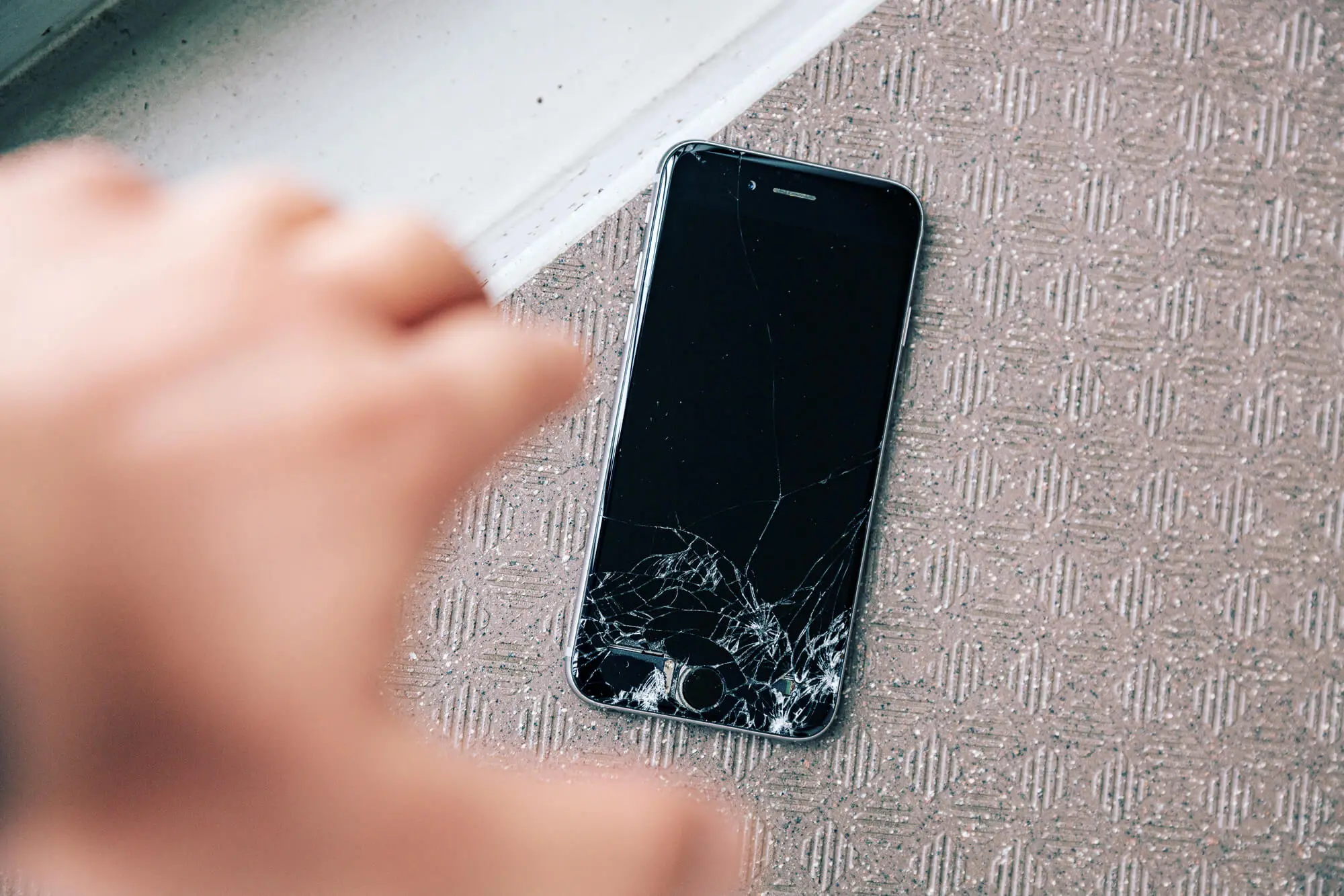 スマホの画面が割れてしまった！ひび割れ修理の費用相場や応急処置