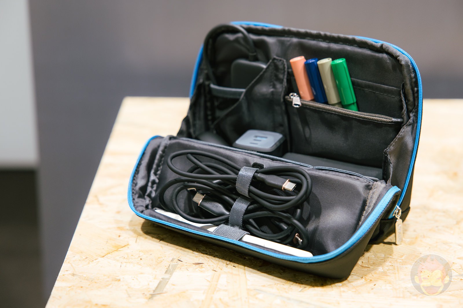 Ankerがコクヨと共同開発したガジェットポーチ「Anker Smart Pouch