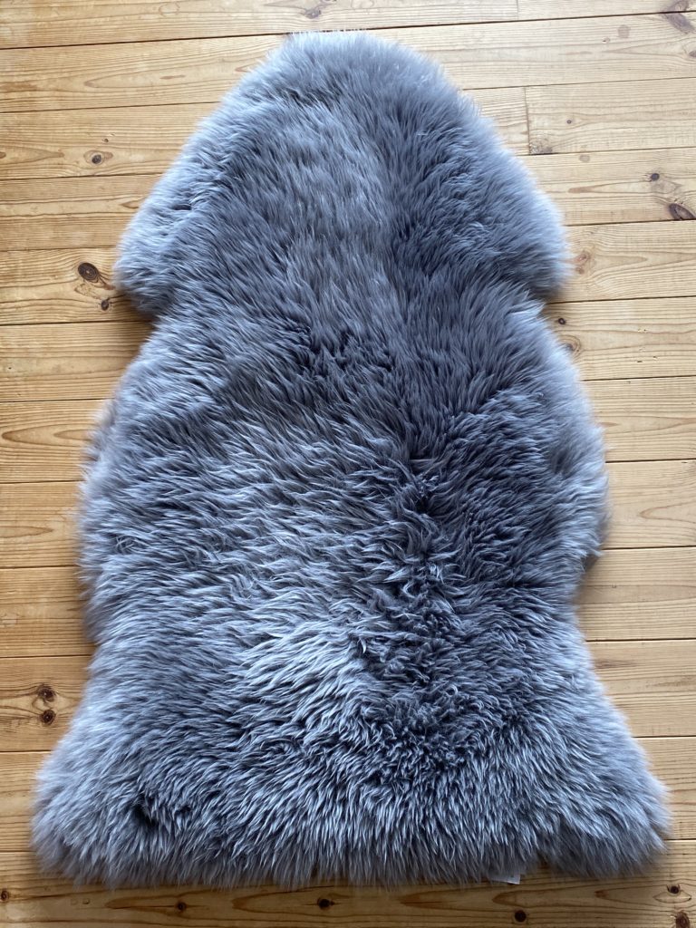 アカプルコチェアのためにコストコオンラインでムートンラグを買って