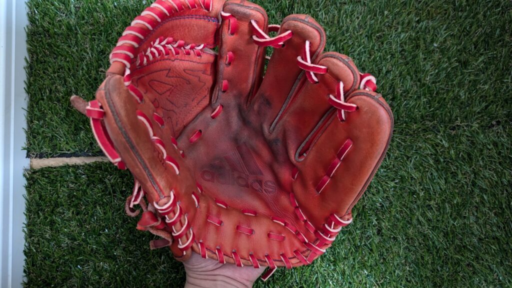 アディダス】硬式投手用グラブをレビュー！｜グラブ手入れ brush-upの