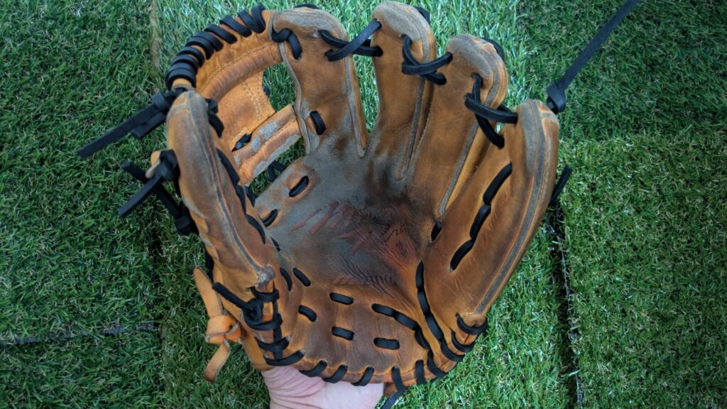 ミズノプロ】軟式内野手用グラブ(坂本勇人モデル)をレビュー！｜グラブ