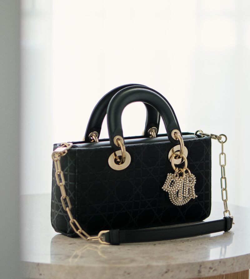 40代のブランド新名品】ディオールのバッグ『レディ D-ジョイ』で、今