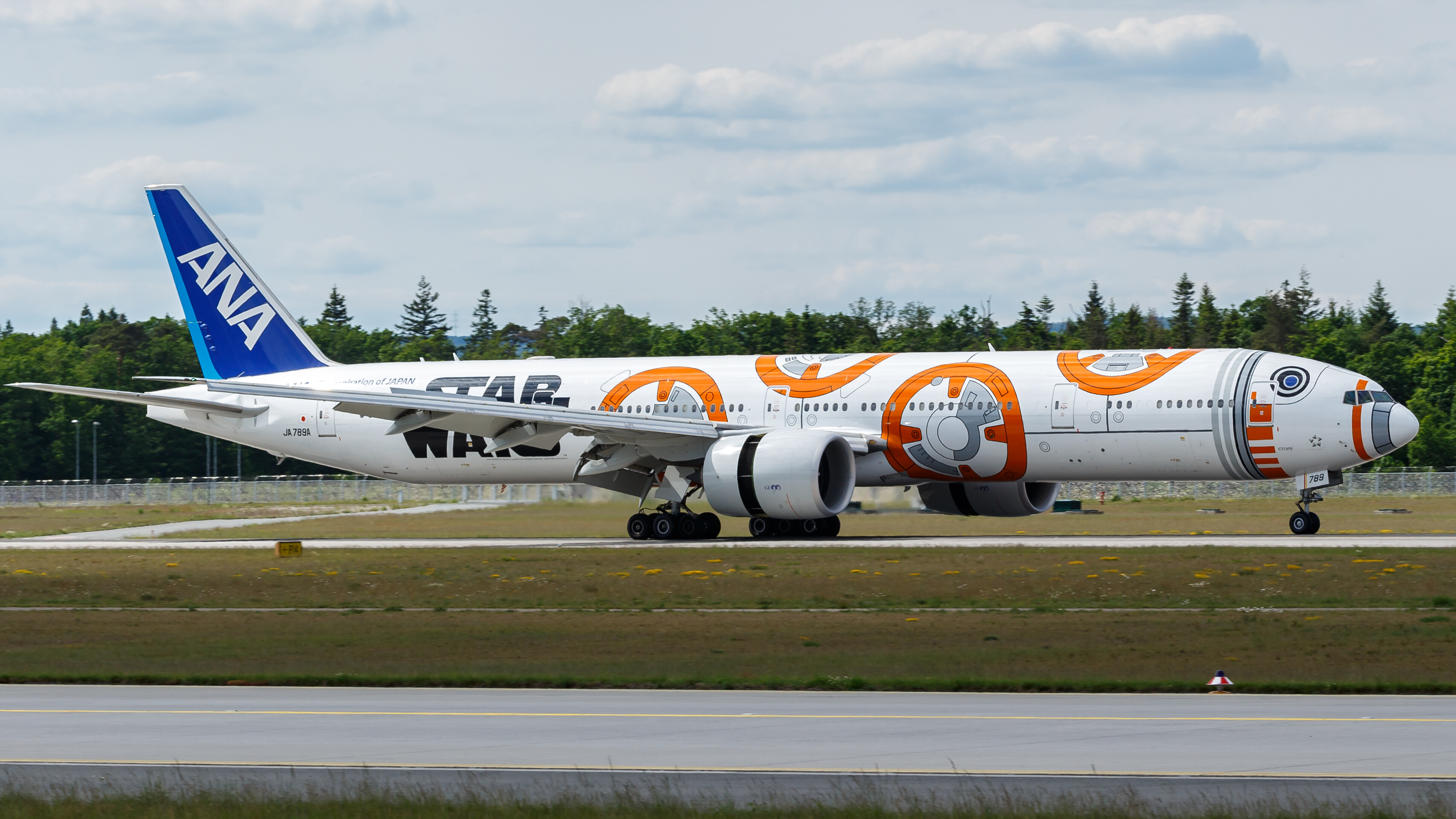 ANA B777-300/ER Star Wars BB-8 Livery - Features - Infinite Flight