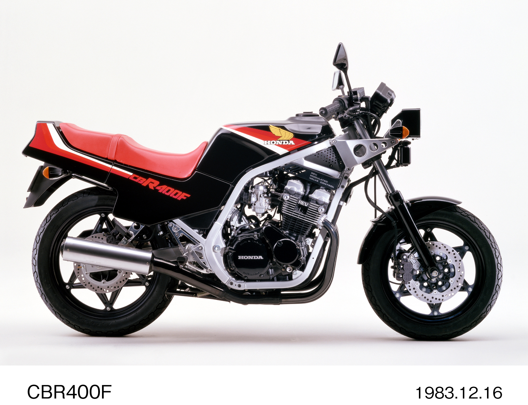 新設計DOHC・16バルブ・並列4気筒エンジン搭載のスポーツバイク