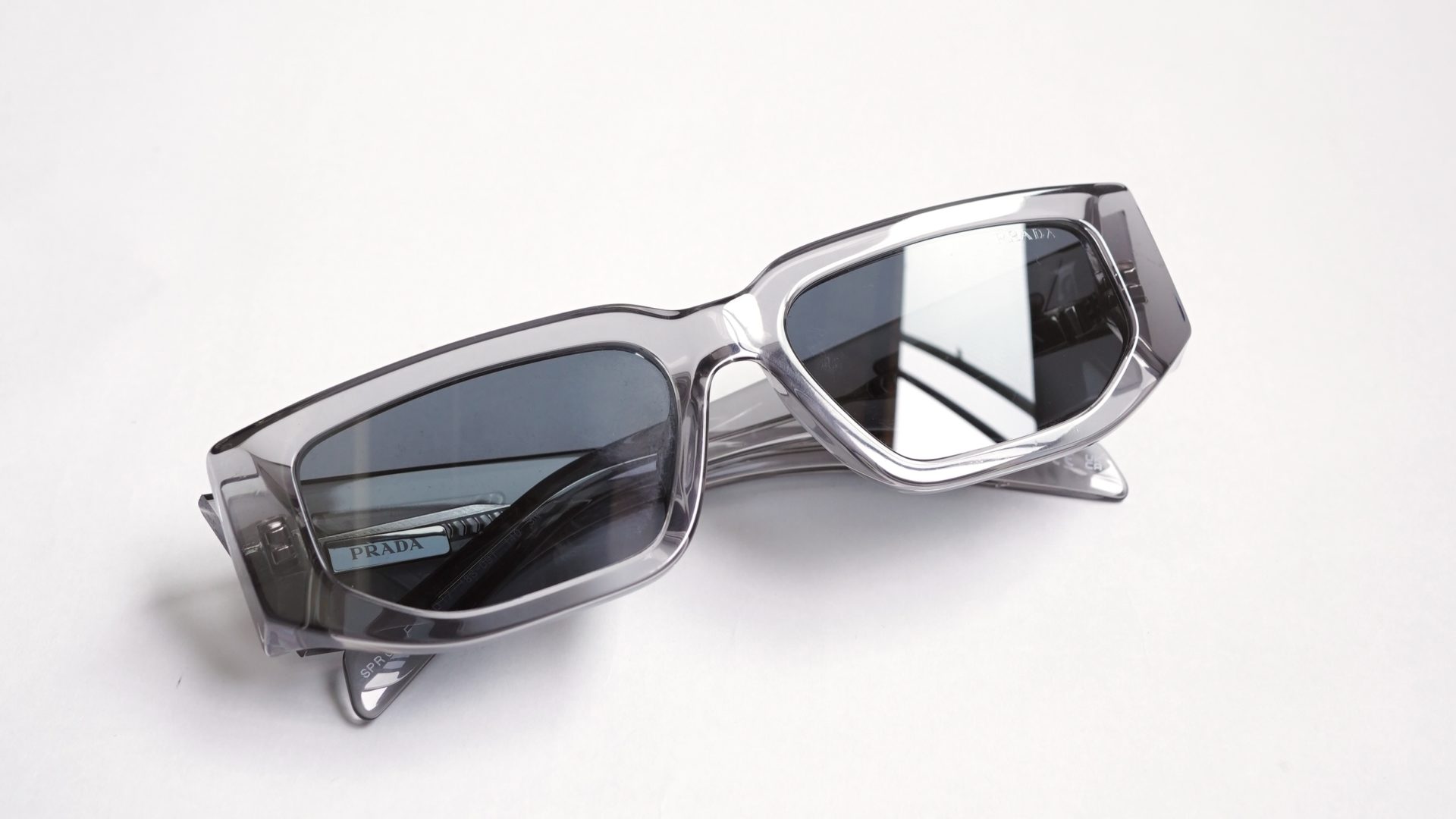 24SS PRADA『SPR09Z-F』トライアングルロゴをあしらったサングラスが