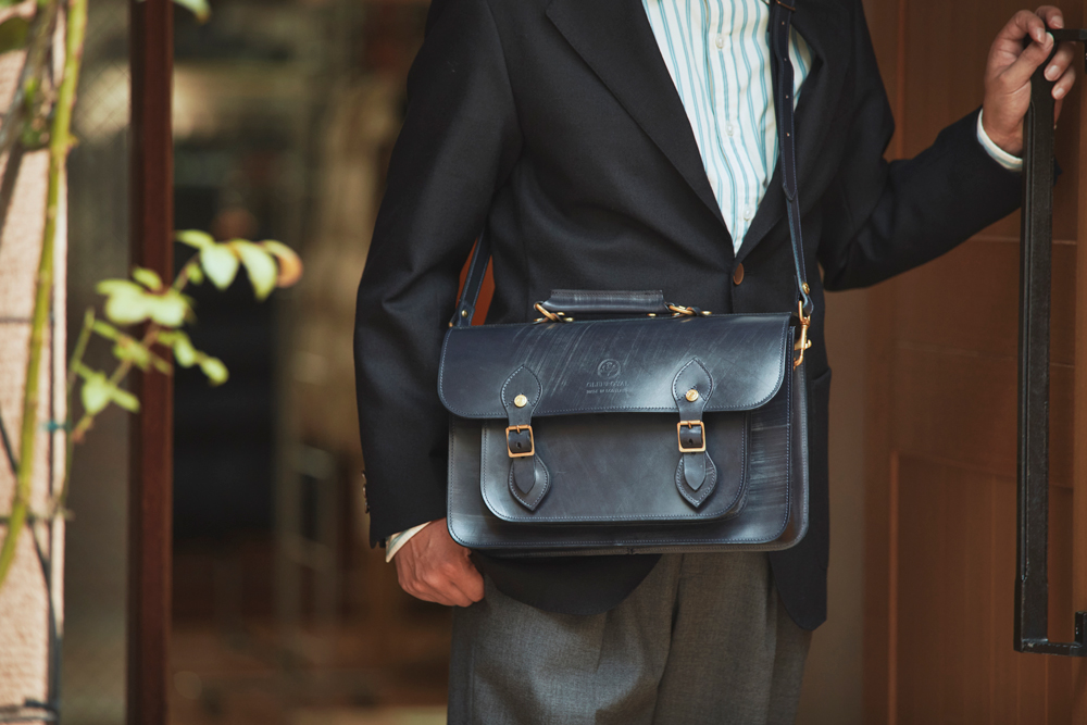 トラディショナルな見た目で実用的、大きめサッチェルが男性から支持を