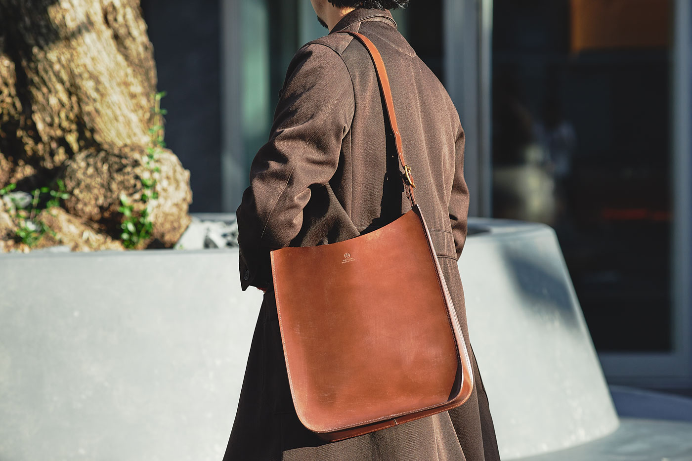 ミニマルで上品な印象の「ワンショルダーバッグ」が登場 - ブライドル