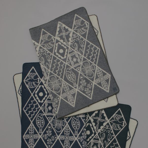 one cat and rabbits ブランケット - minä perhonen