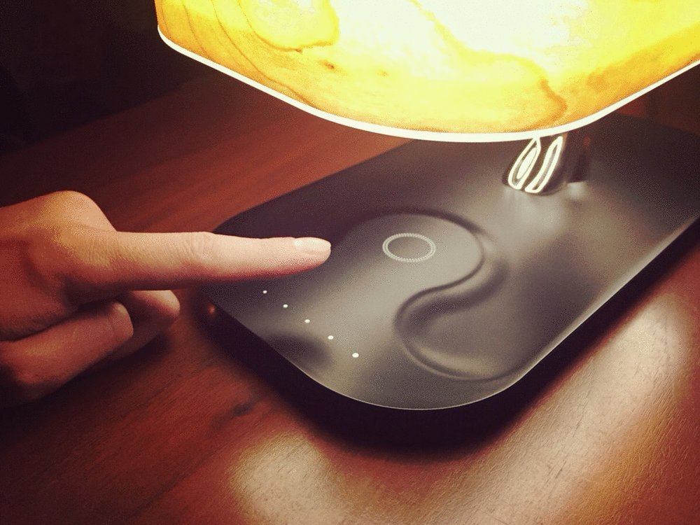 自然木から放たれる光で癒やしの空間に LEDライト、Bluetooth