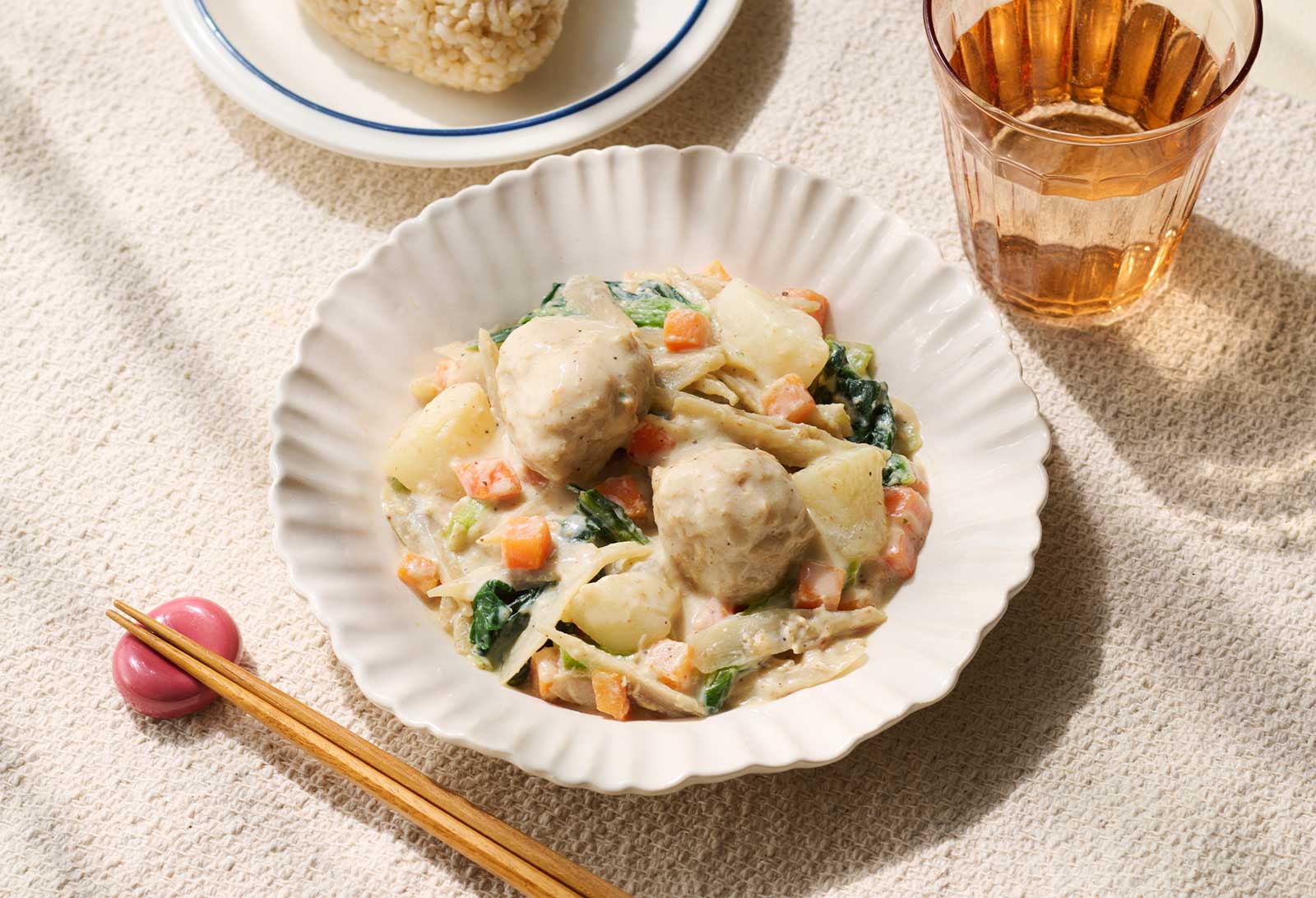 たっぷり根菜と特製鶏つくねの味噌豆乳クリーム煮 | GREEN SPOON