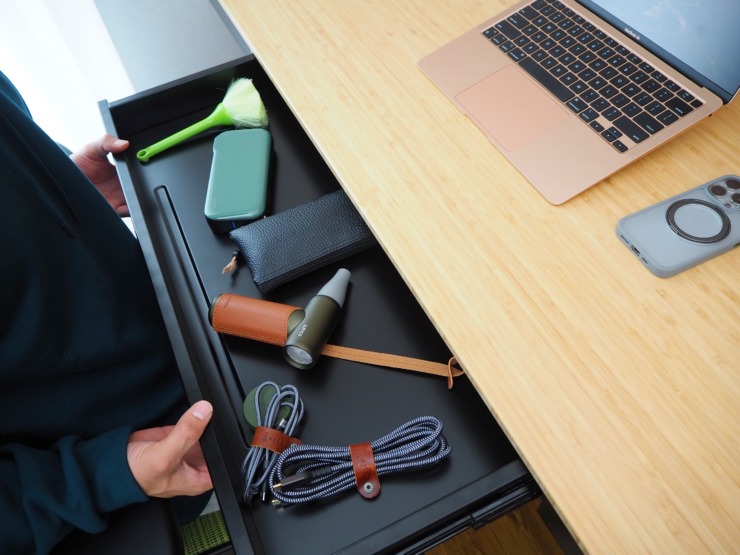 FlexiSpot Q8 レビュー】引き出し＋ワイヤレス充電機能を搭載した電動