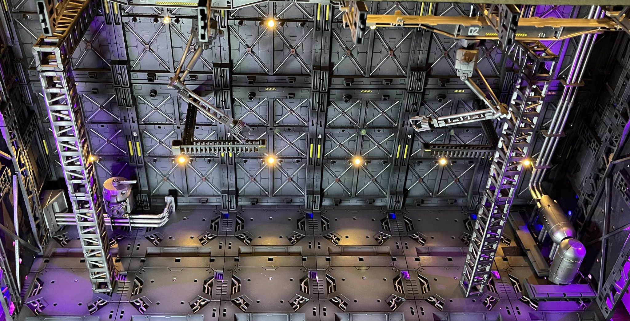 百均ディスプレイベースで撮影用格納庫｜かっぱさんのガンプラ作品