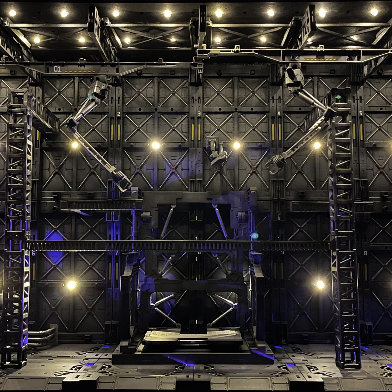 百均ディスプレイベースで撮影用格納庫｜かっぱさんのガンプラ作品