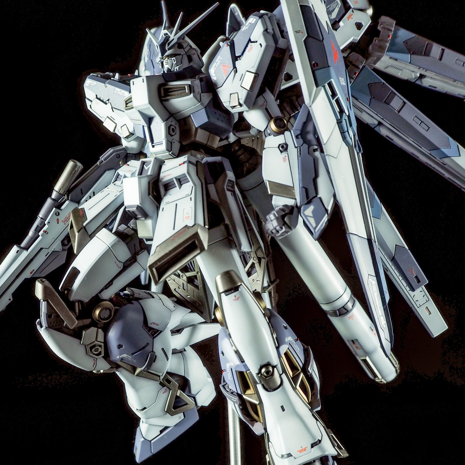 Hi-νガンダム セイラマスオカラーver.｜@elise_0727さんのガンプラ作品