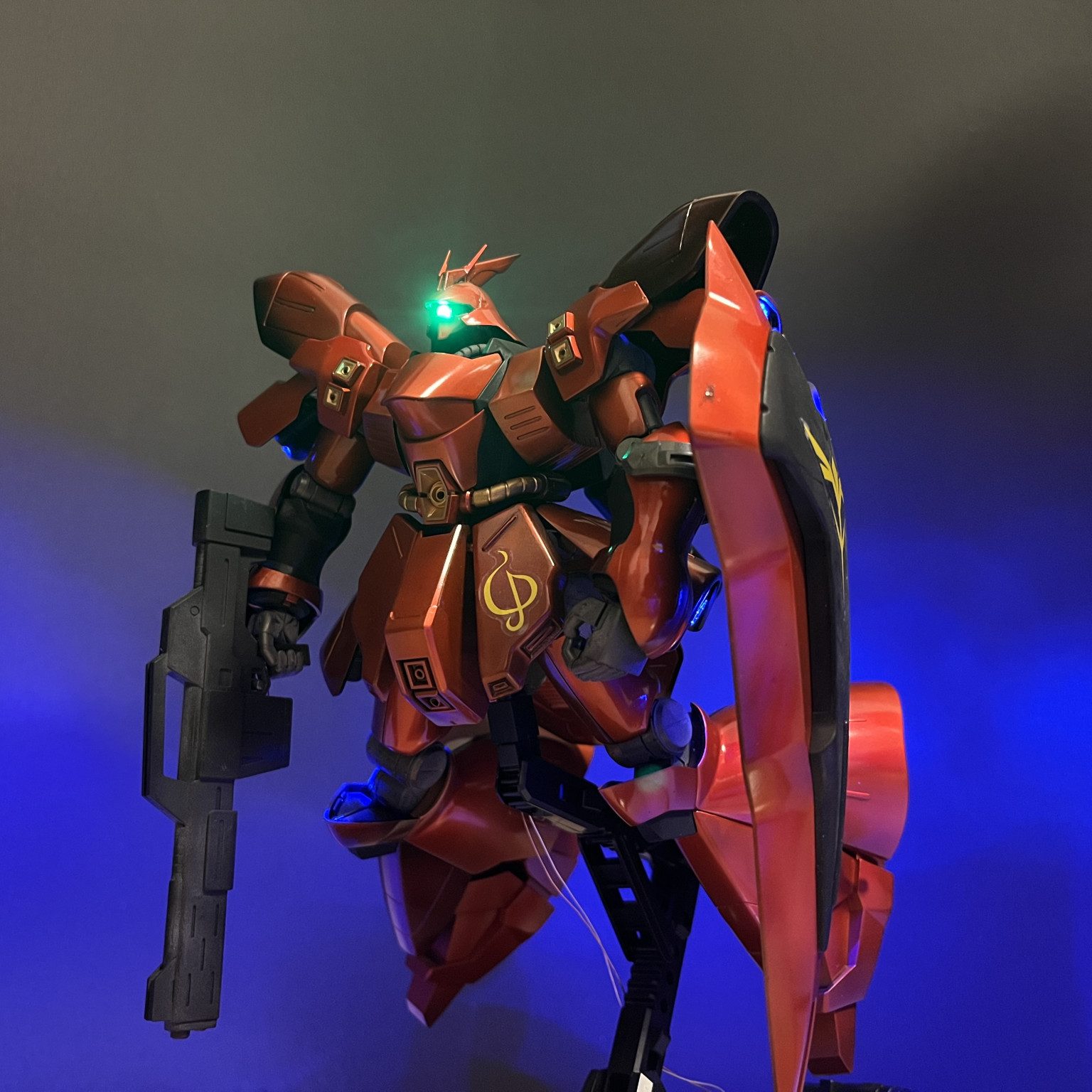 サザビー HG 電飾 キャンディ塗装｜あのーどさんのガンプラ作品