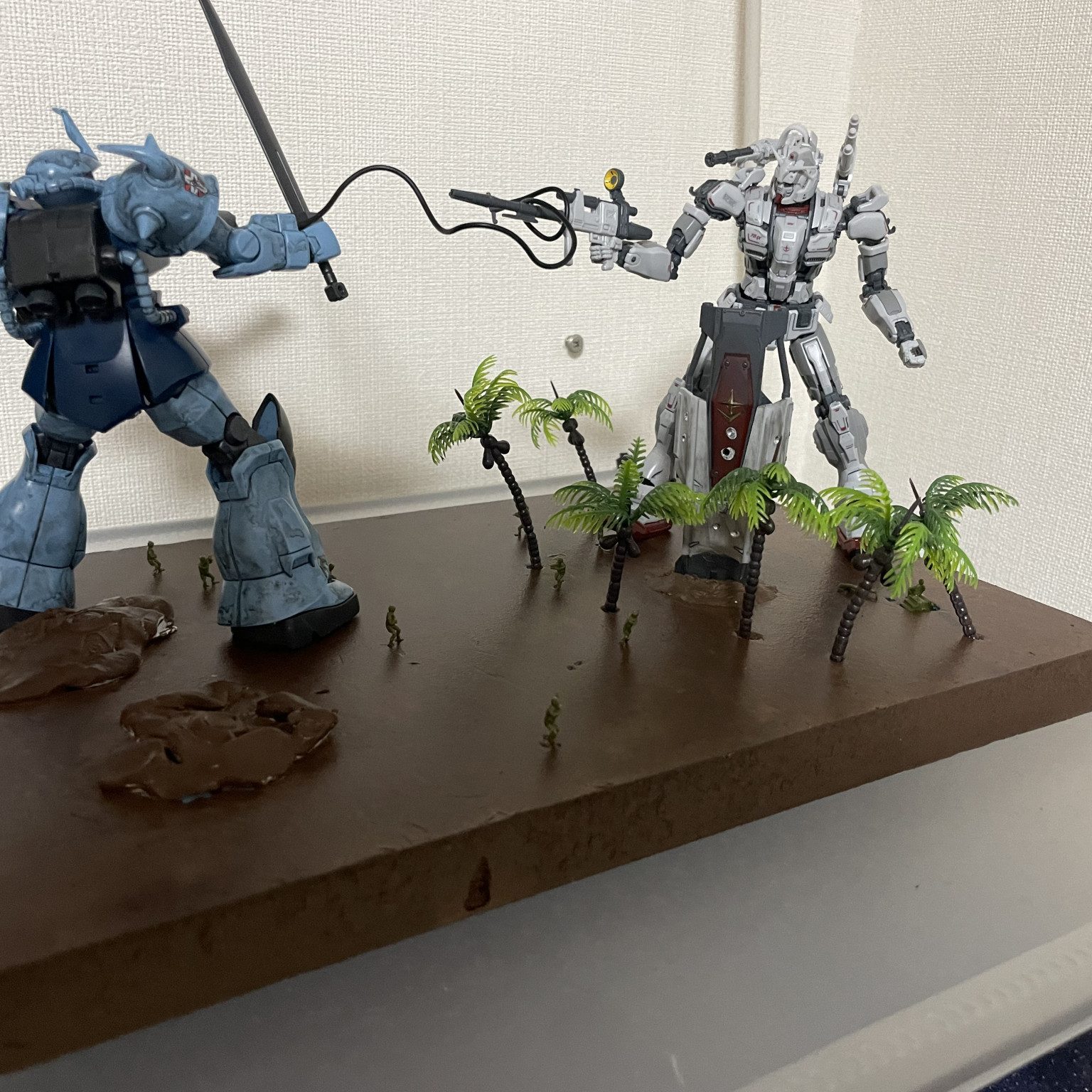 グフカス対ガンダムEX っぽい感じのジオラマ｜うさまん先生さんの