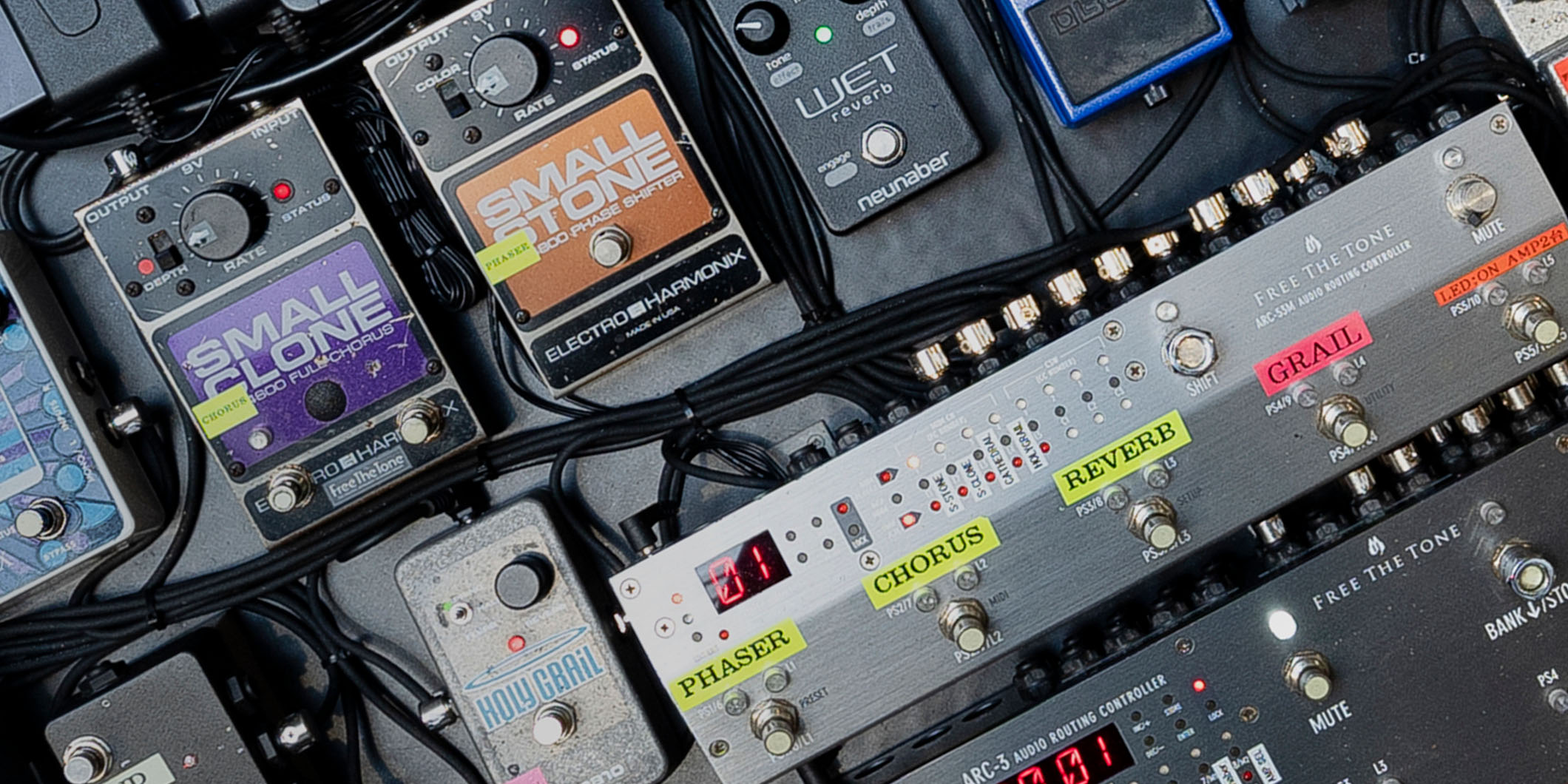 ストレイテナーの大山純が武道館公演で使用した、最新ペダルボードと2