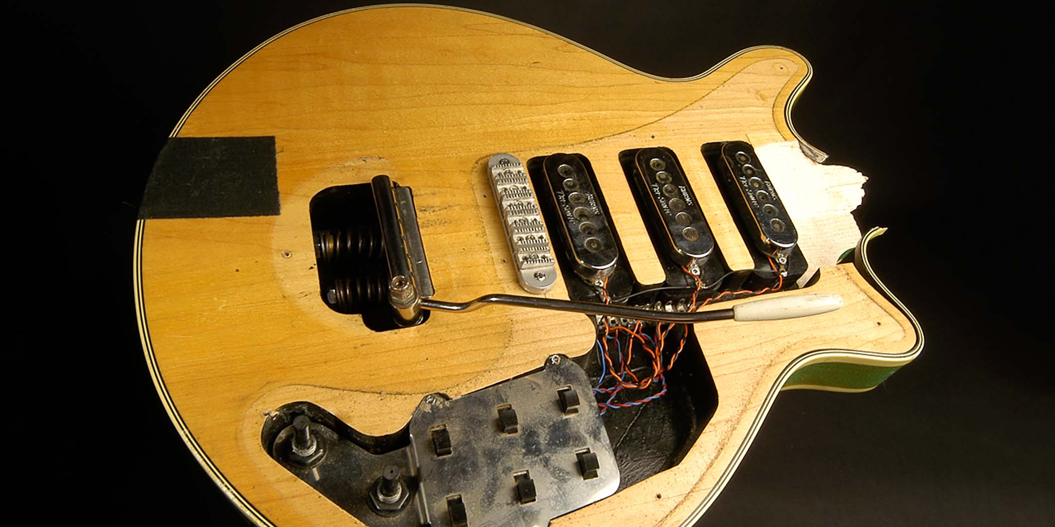 ブライアン・メイが破壊した、レッド・スペシャル・レプリカの修復