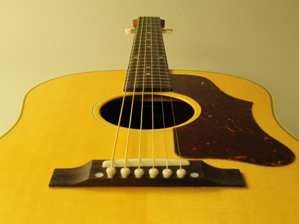 アコースティックギター】Gibson よりビンテージ色を強めた“J-50 VOS