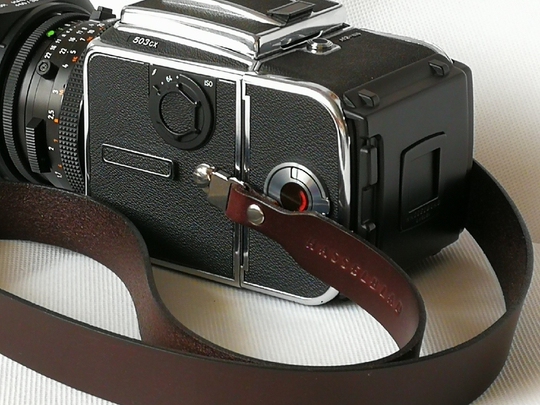 Hasselblad 503CX カメラボディとフィルムマガジンとストラップ