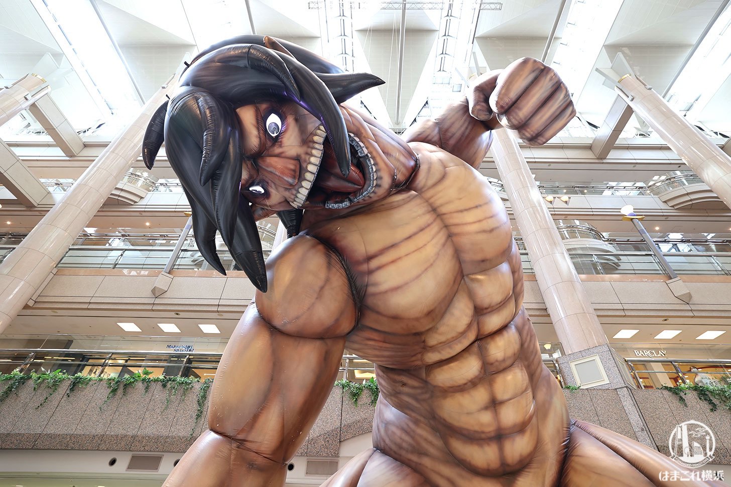 横浜・ランドマークプラザに進撃の巨人！エレン巨人や超大型巨人を激写