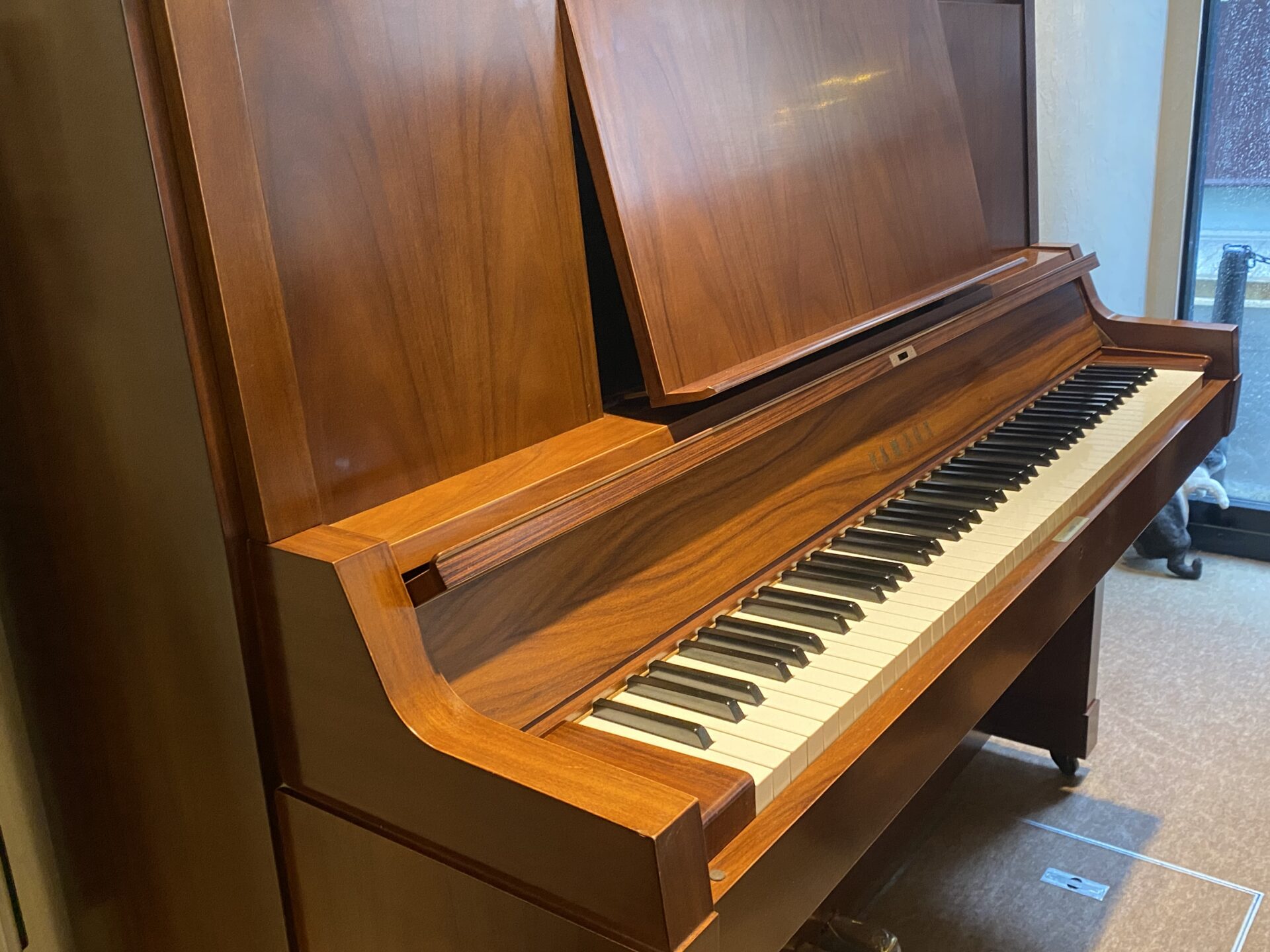 YAMAHAの高級モデル 希少ローズウッド材の外装 W101 ※SOLD | 浜松ピアノ社