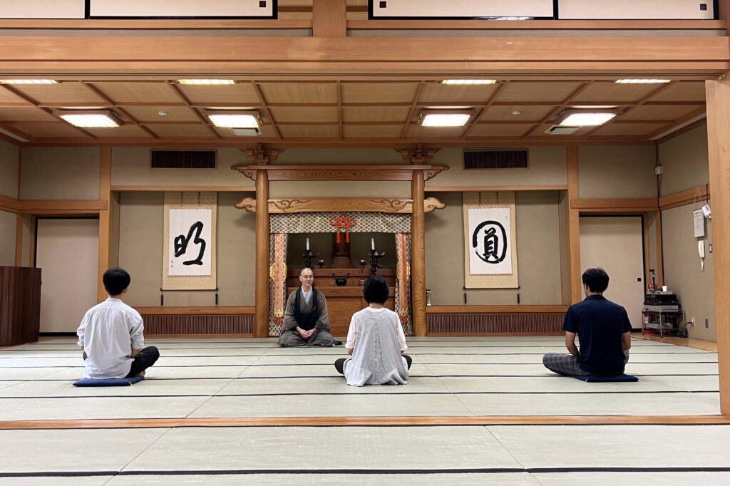 由緒ある禅寺 方広寺で心がととのう、日帰り坐禅・写経体験