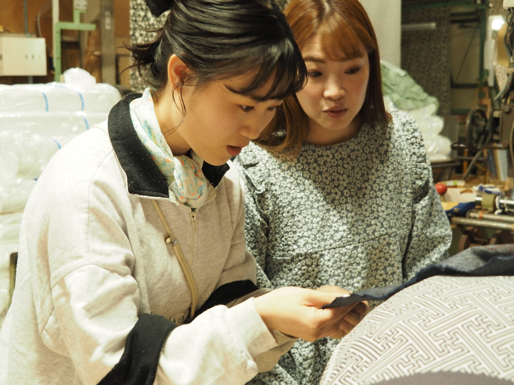 伝統工芸の「手捺染（てなっせん）」でオリジナル・ハンカチづくり。約