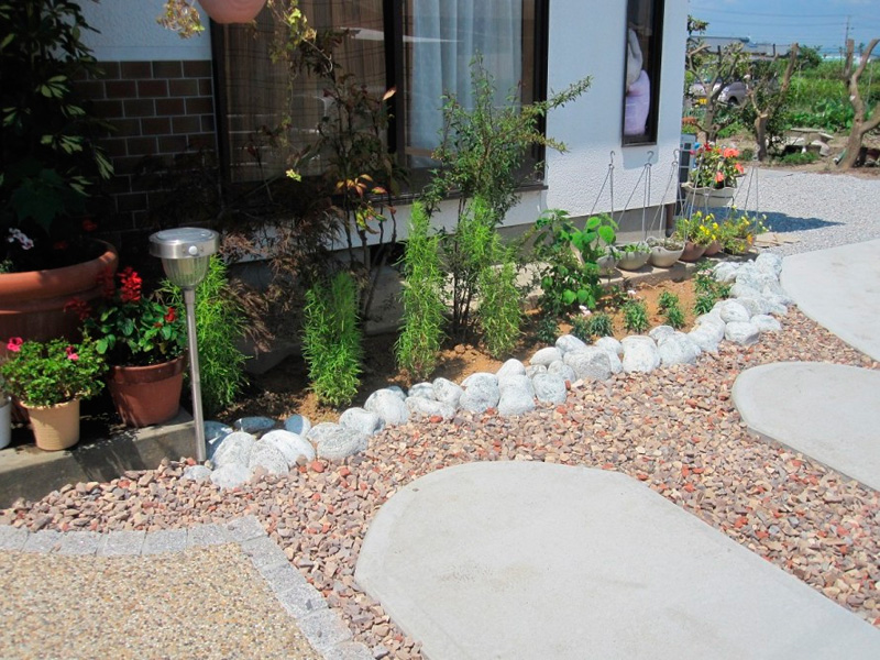 玄関アプローチにわんちゃんシルエットと足跡が 浜松市浜北区I様邸