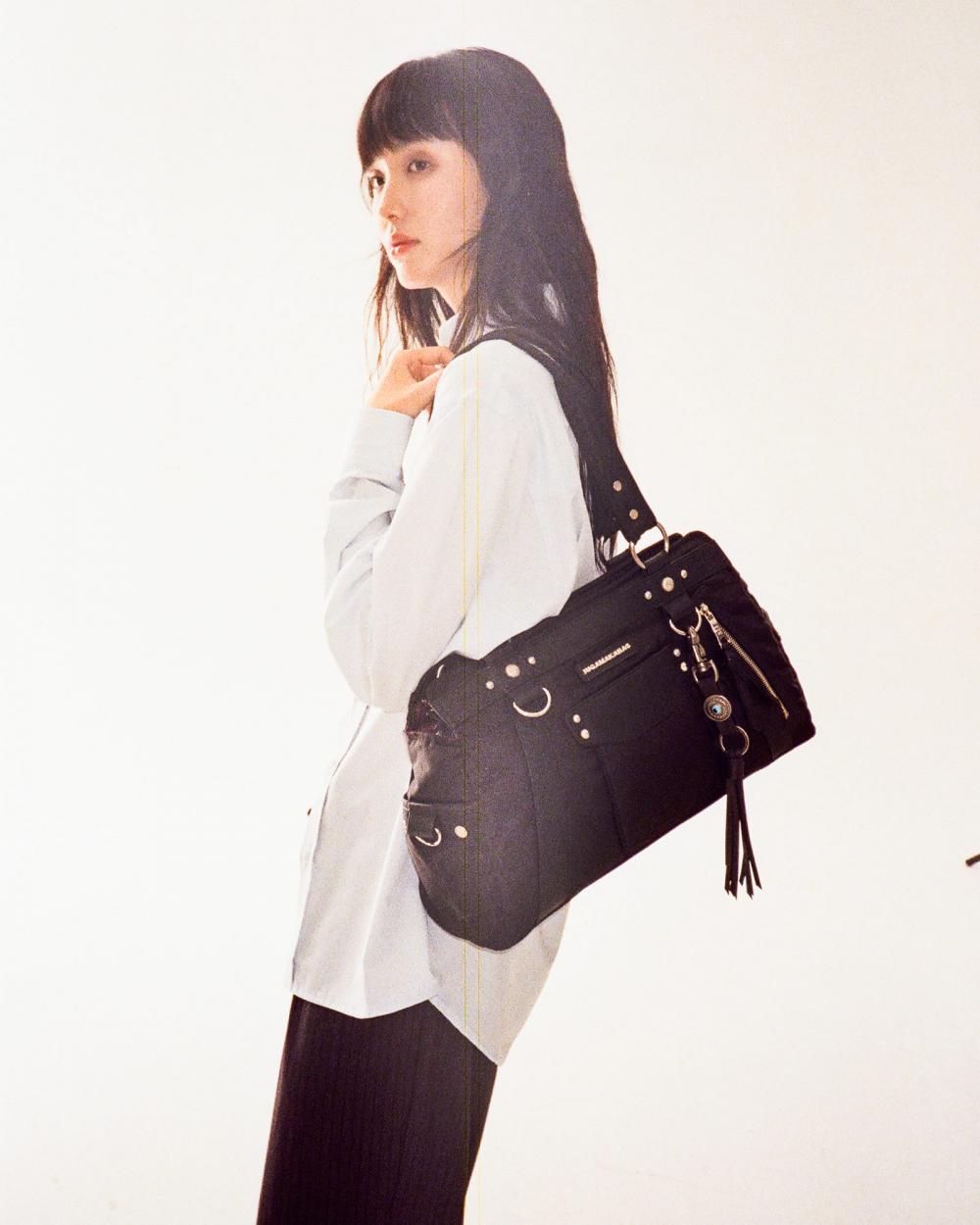 スタッズナイロンショルダーバッグ（ブラック） | IUGAMAKARAS | HANA