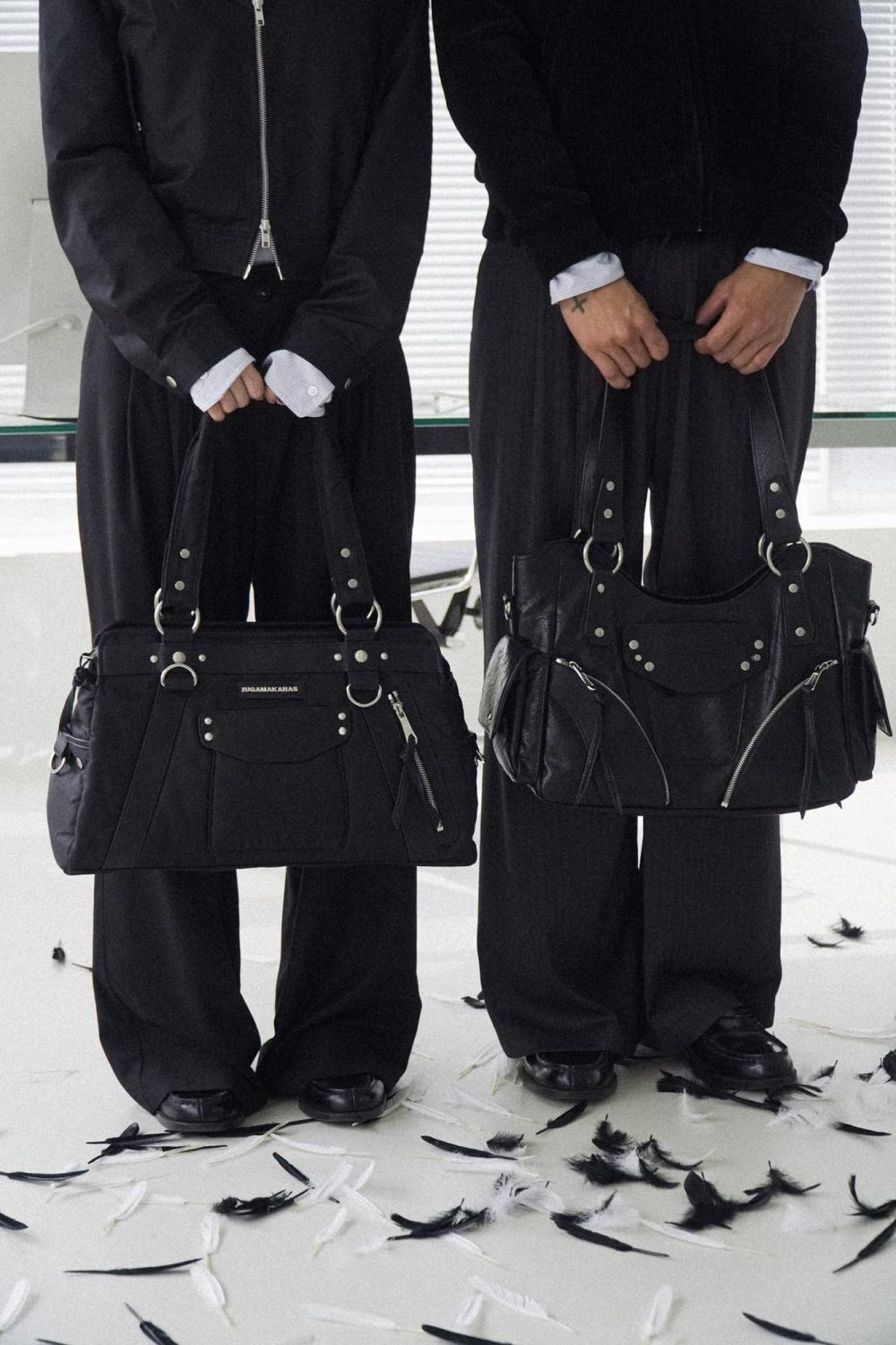 スタッズナイロンショルダーバッグ（ブラック） | IUGAMAKARAS | HANA