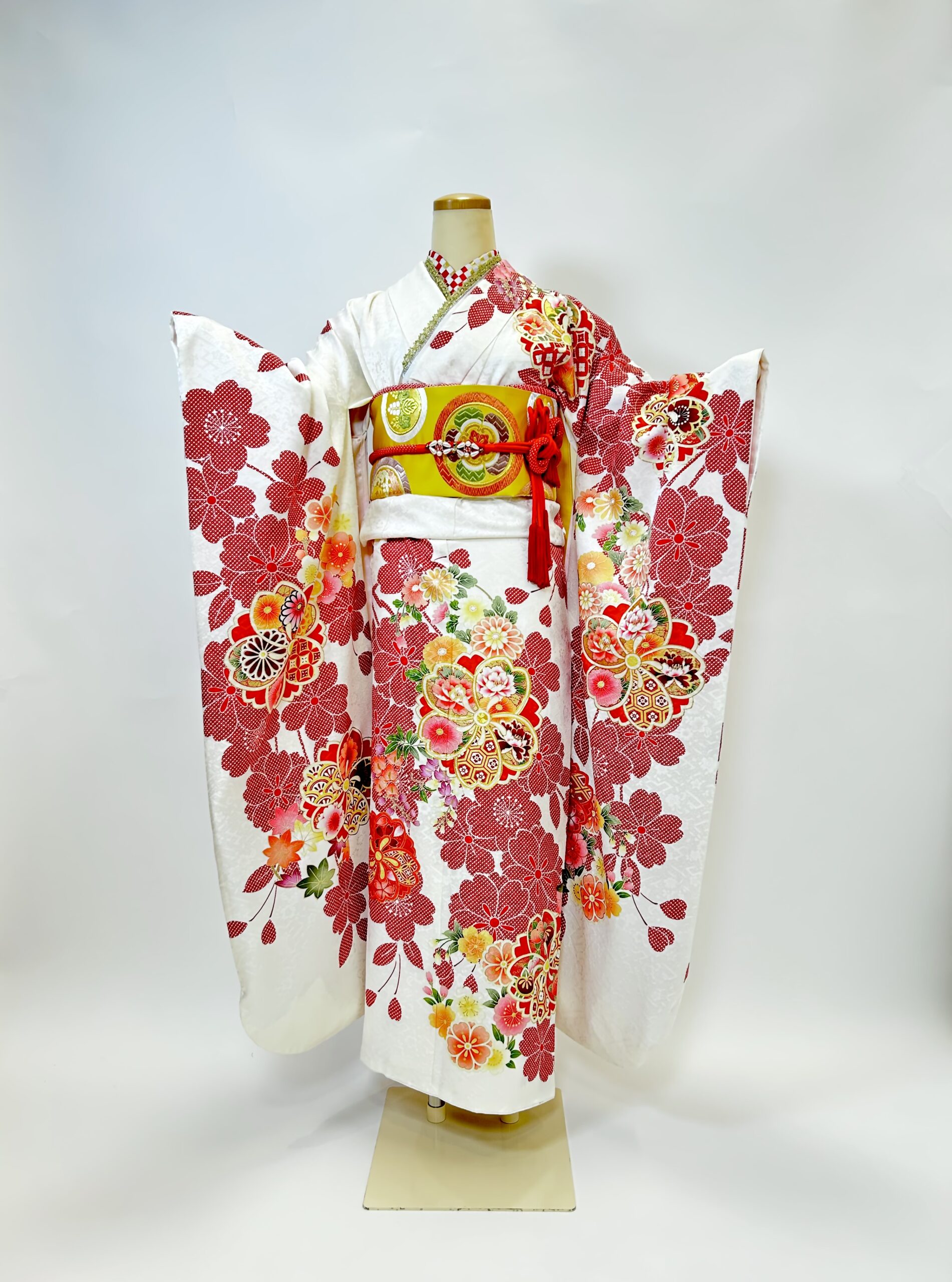 紅白が目を引く華やかな桜柄 | 京都・大阪で振袖・前撮りのことなら花⼗⾊