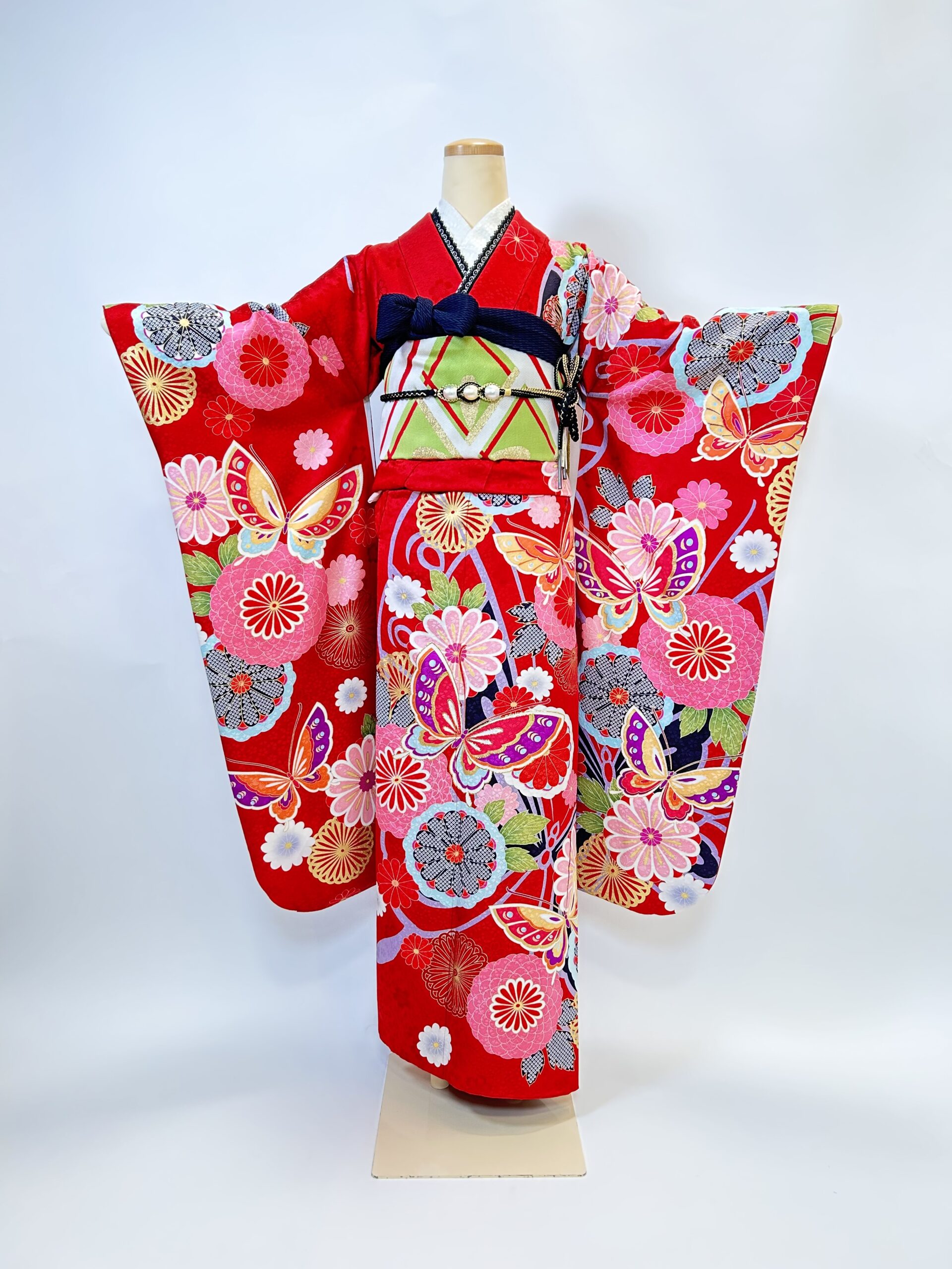 菊の周りを大きな蝶が舞う赤 | 京都・大阪で振袖・前撮りのことなら花⼗⾊