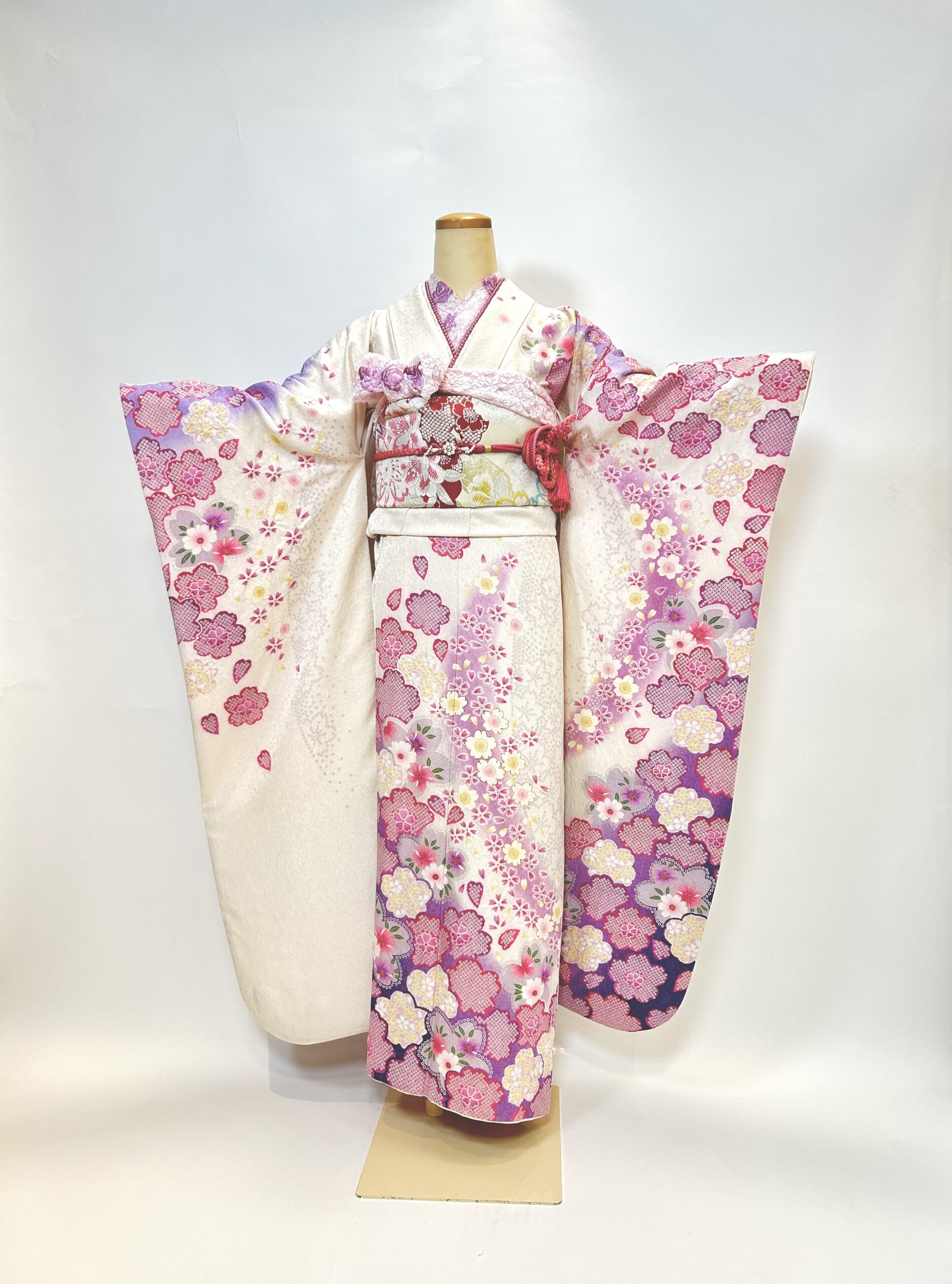 白と紫のグラデーションに大小桜散らし | 京都・大阪で振袖・前撮りの