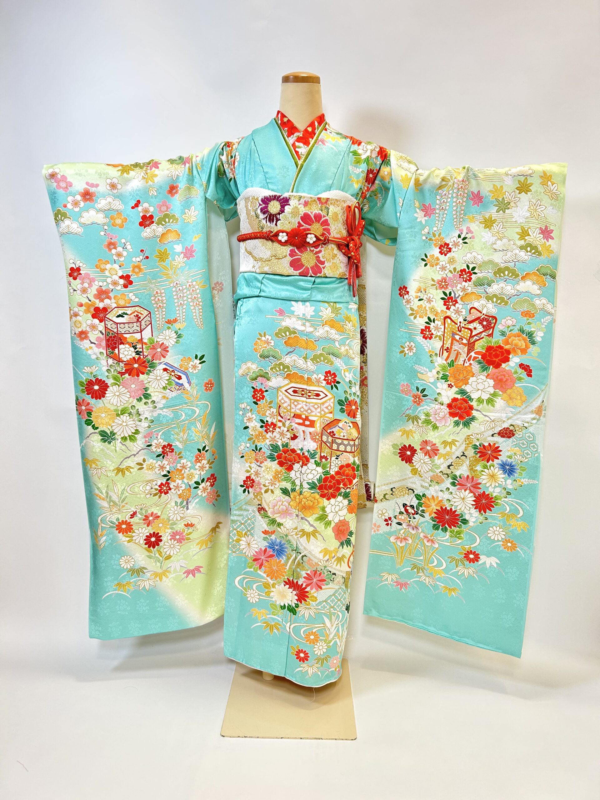 爽やかな水色に王道古典柄 | 京都・大阪で振袖・前撮りのことなら花⼗⾊