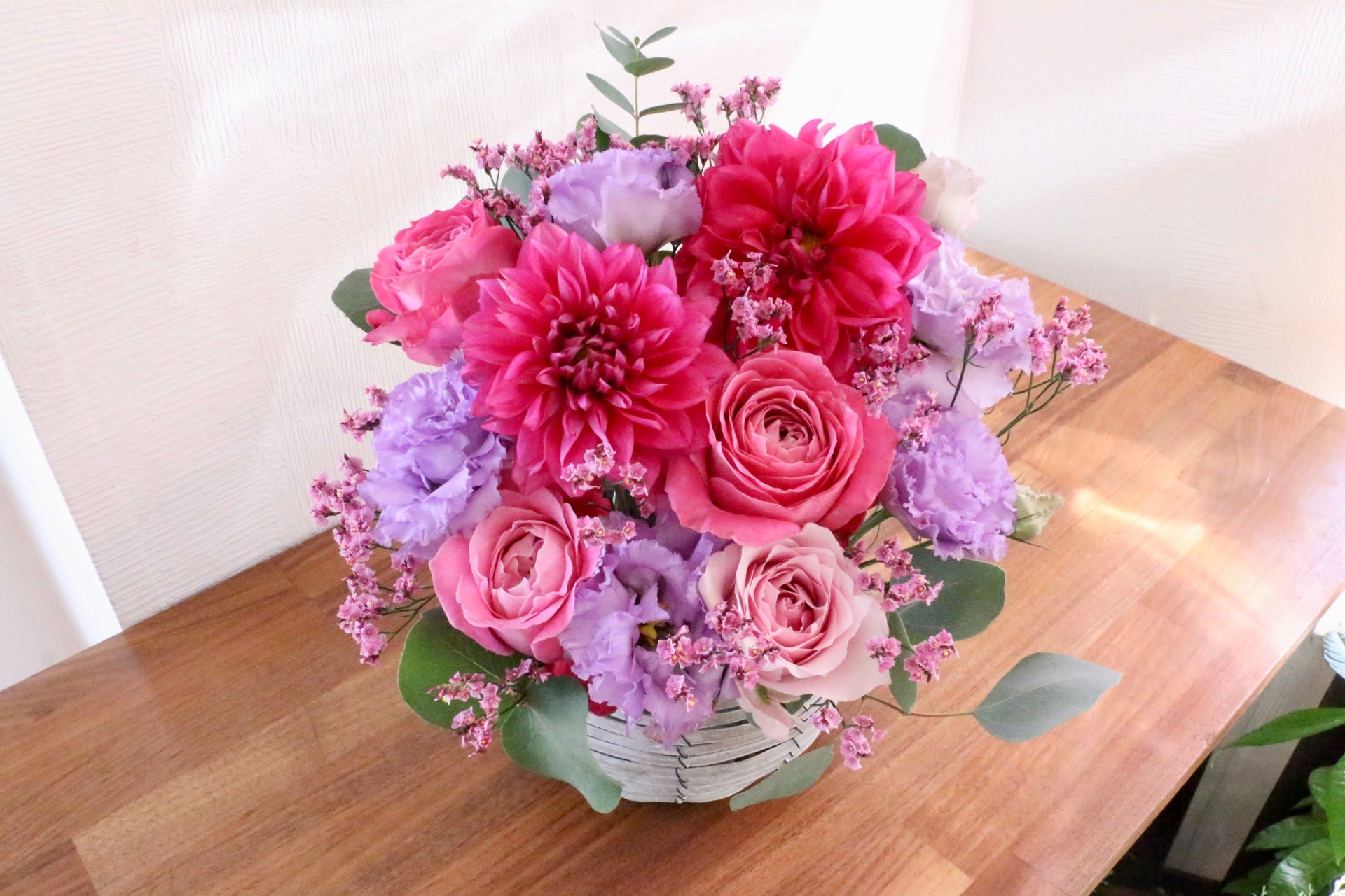 紫・ピンクのアレンジメント 8,000円 – 花・花束の通販サイト｜HanaTaku