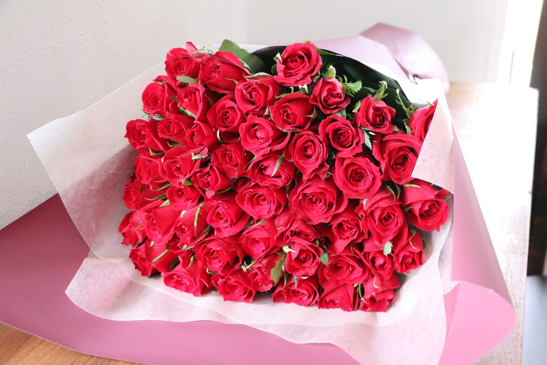 51本の赤いバラの花束-心からの愛 – 花・花束の通販サイト｜HanaTaku