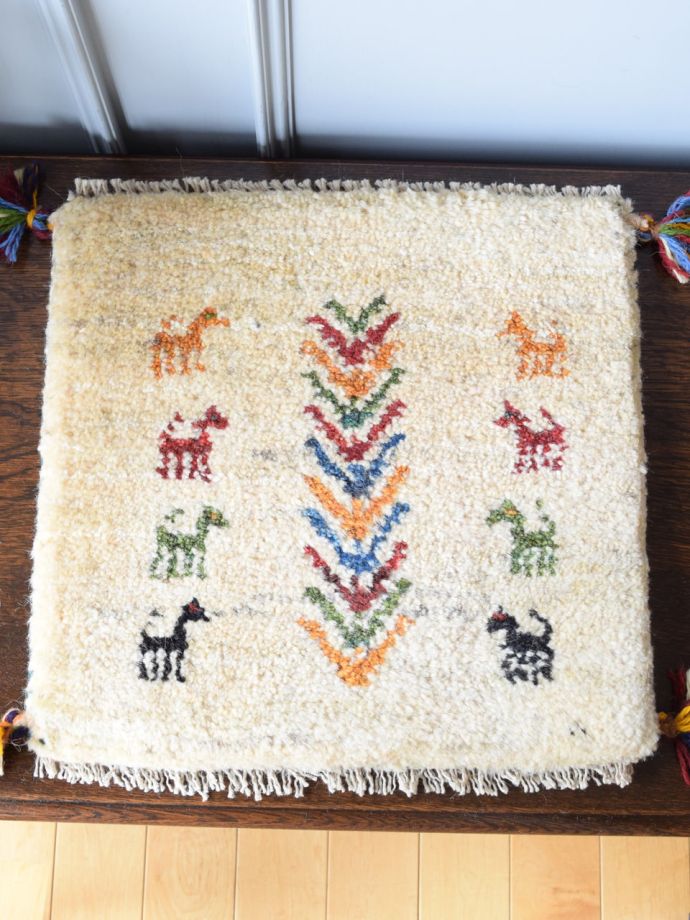 ギャッベ 動物と植物の模様 ギャッベ 動物と植物の模様