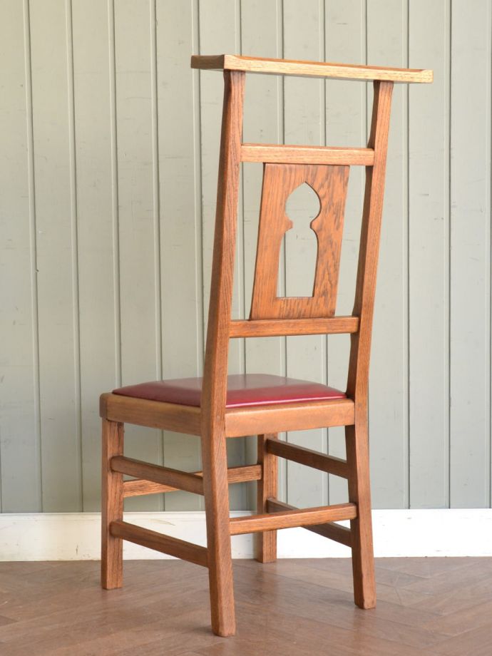 アンティークのチャーチチェア、ポインテッドアーチの背もたれが