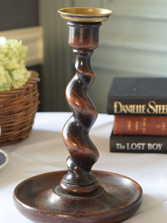 イギリスのアンティークキャンドルスタンド、ツイストデザインの木製の