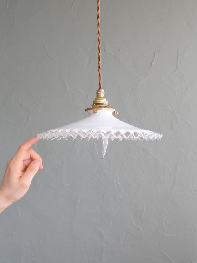 フランスの照明、フリル付きのミルクガラスのアンティークペンダント