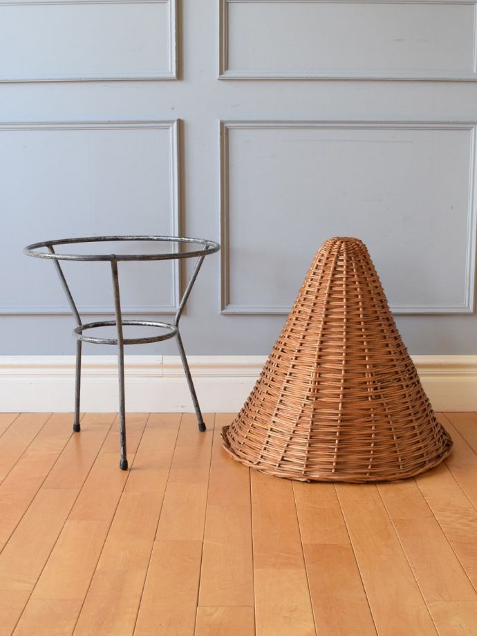 フランスで見つけたラタンのバスケット、アイアンの足が付いた