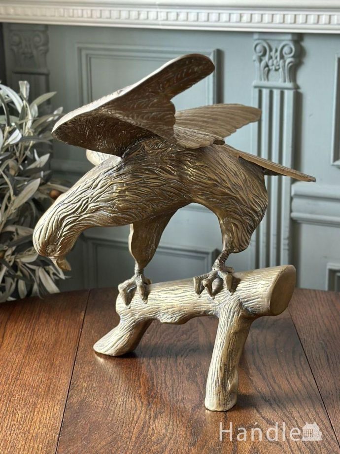 イギリスで見つけた真鍮製のフィギュア、ビンテージのタカのオブジェ