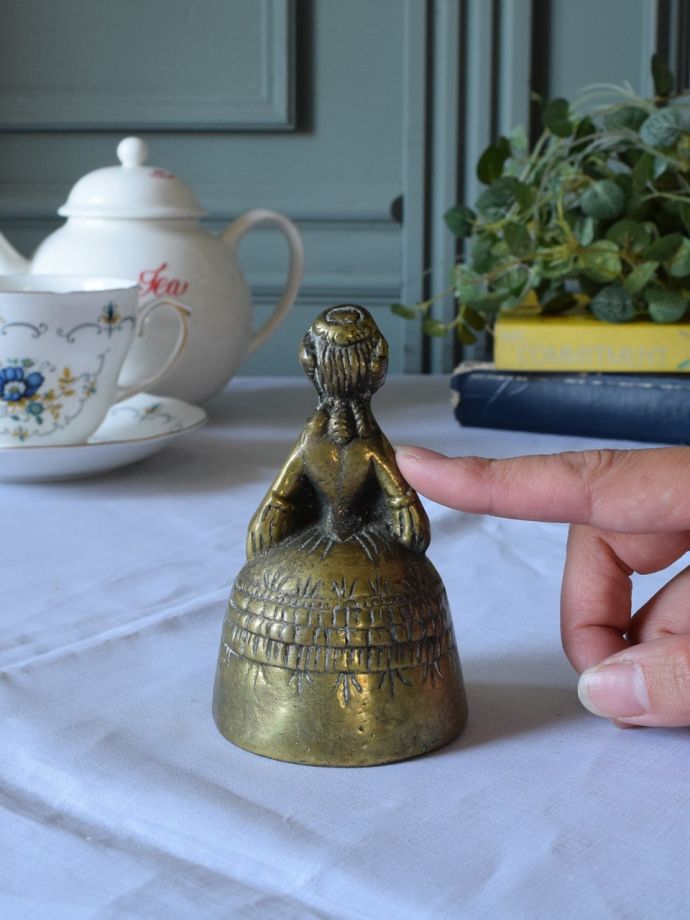 英国から届いたアンティークの真鍮製雑貨、英国淑女モチーフの