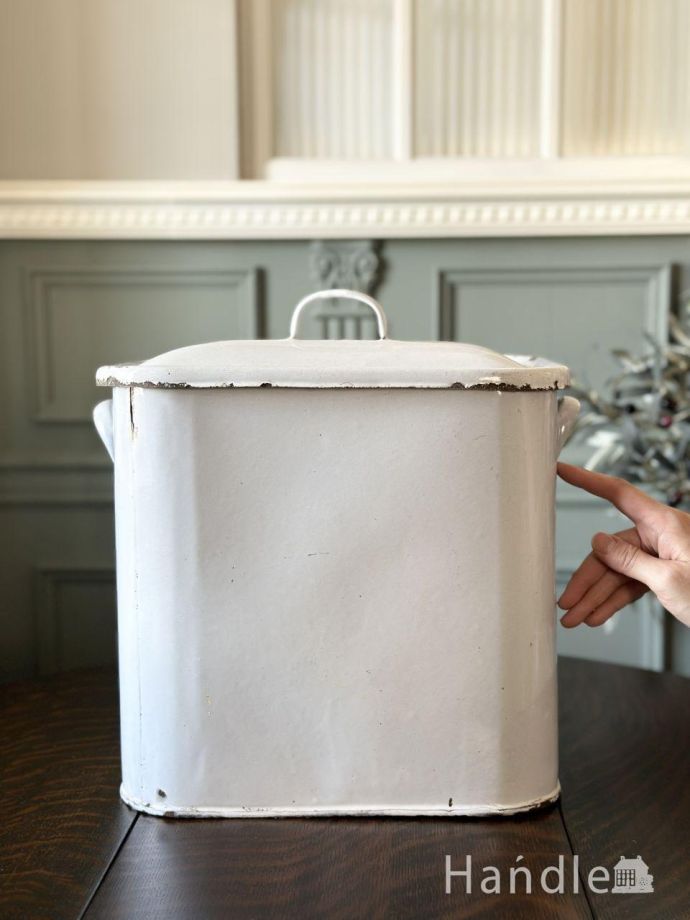 イギリスから届いたアンティークのブレッド缶、白いホウロウの