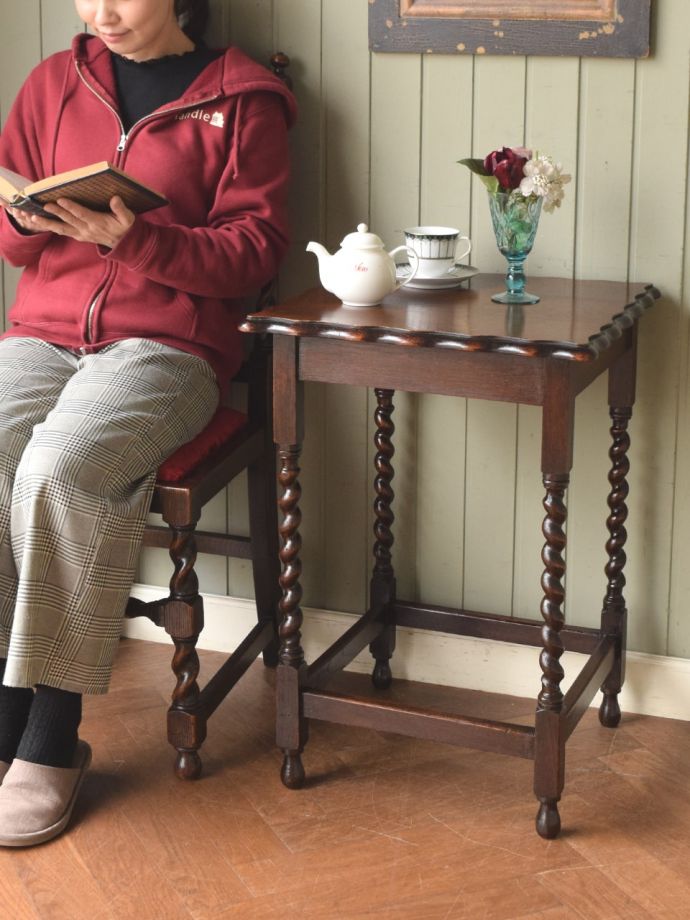 アンティークのサイドテーブル、ツイスト脚の美しい英国の