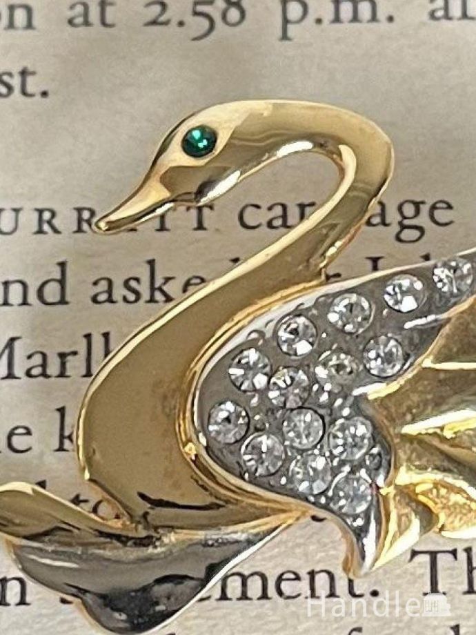 キラキラ輝くイギリスのビンテージアクセサリー、優雅に泳ぐ白鳥