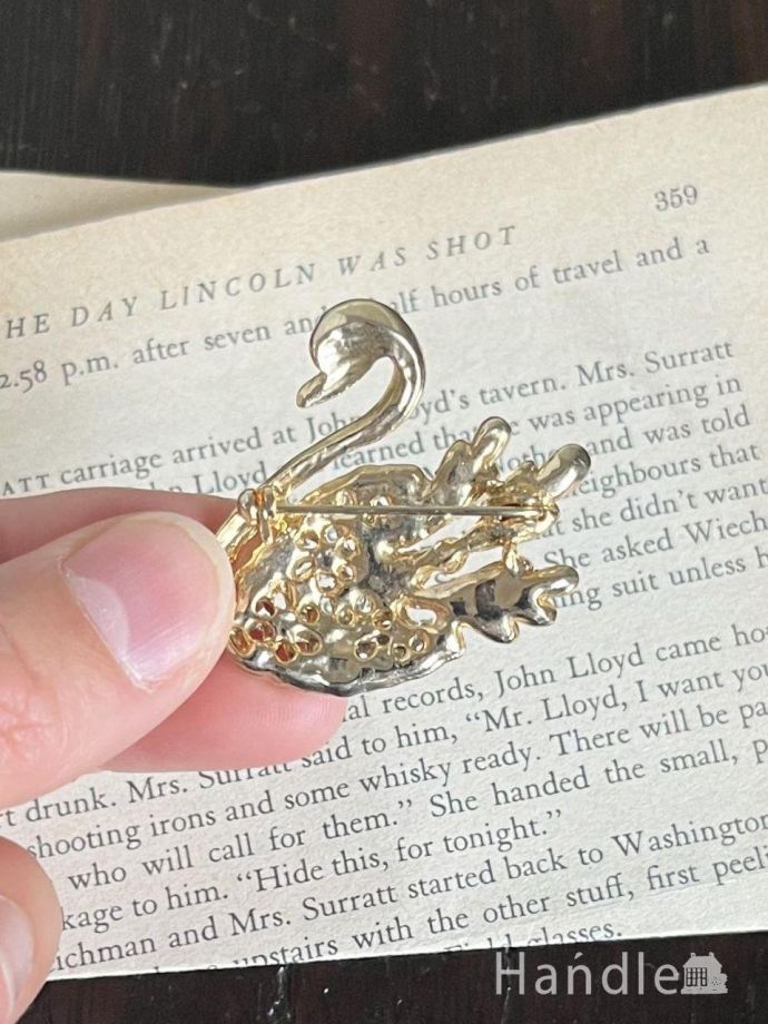 キラキラ輝くイギリスのビンテージアクセサリー、優雅に泳ぐ白鳥